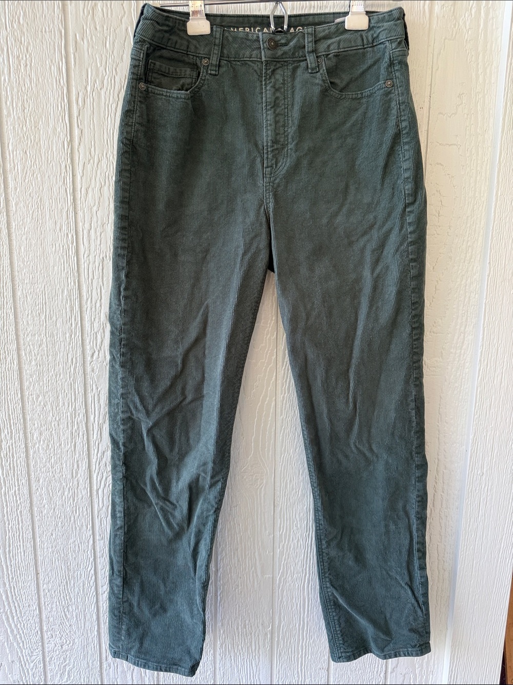 American Eagle Mom Straight Green Corduroy Jean in a sz 6 regular